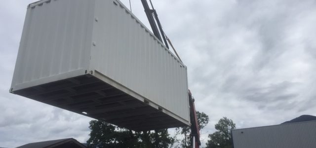 Livraison avec camion grue d'un container de chantier à Annecy