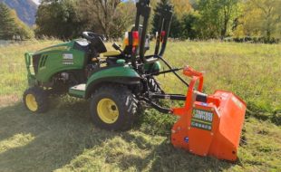 entretien des espaces verts avec tracteur et broyeur à herbe