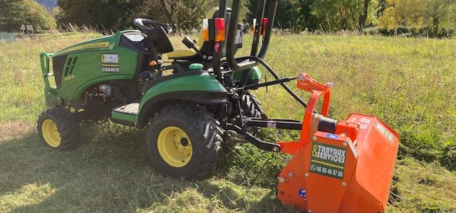 entretien des espaces verts avec tracteur et broyeur à herbe